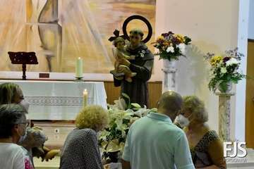  Decenas de fieles rinden pleitesía a San Antonio de Padua en Clavellinas/Francisco Javier Santana.